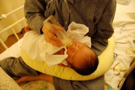 授乳クッションを使う赤ちゃんの画像
